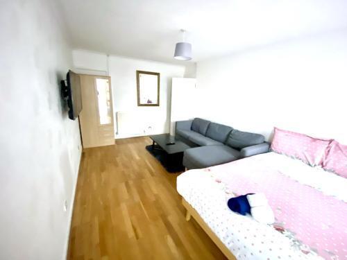Laret Guest House - Tap to explore photos