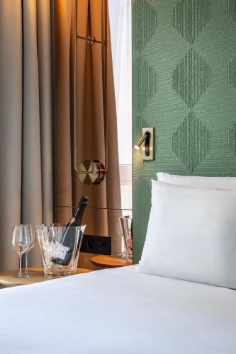 Hôtel Kyriad Prestige Paris Asnieres - Tap to explore photos