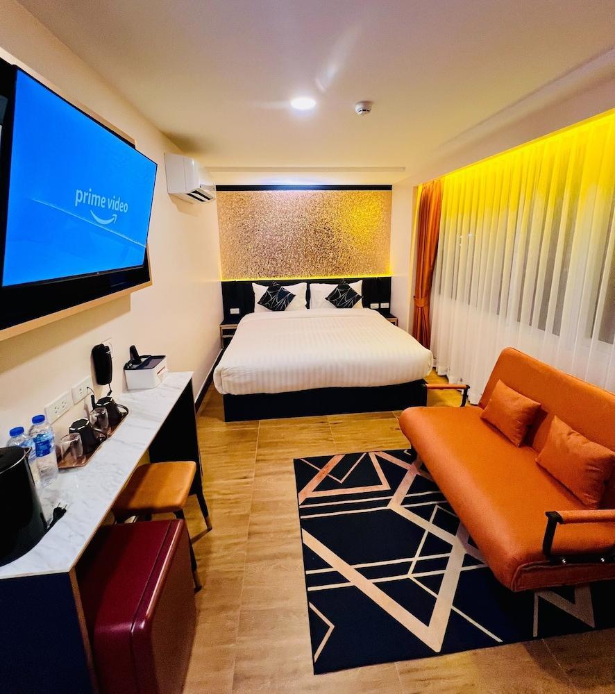 Emiri Hotel - Nana Bangkok Room Type - Deluxe Room