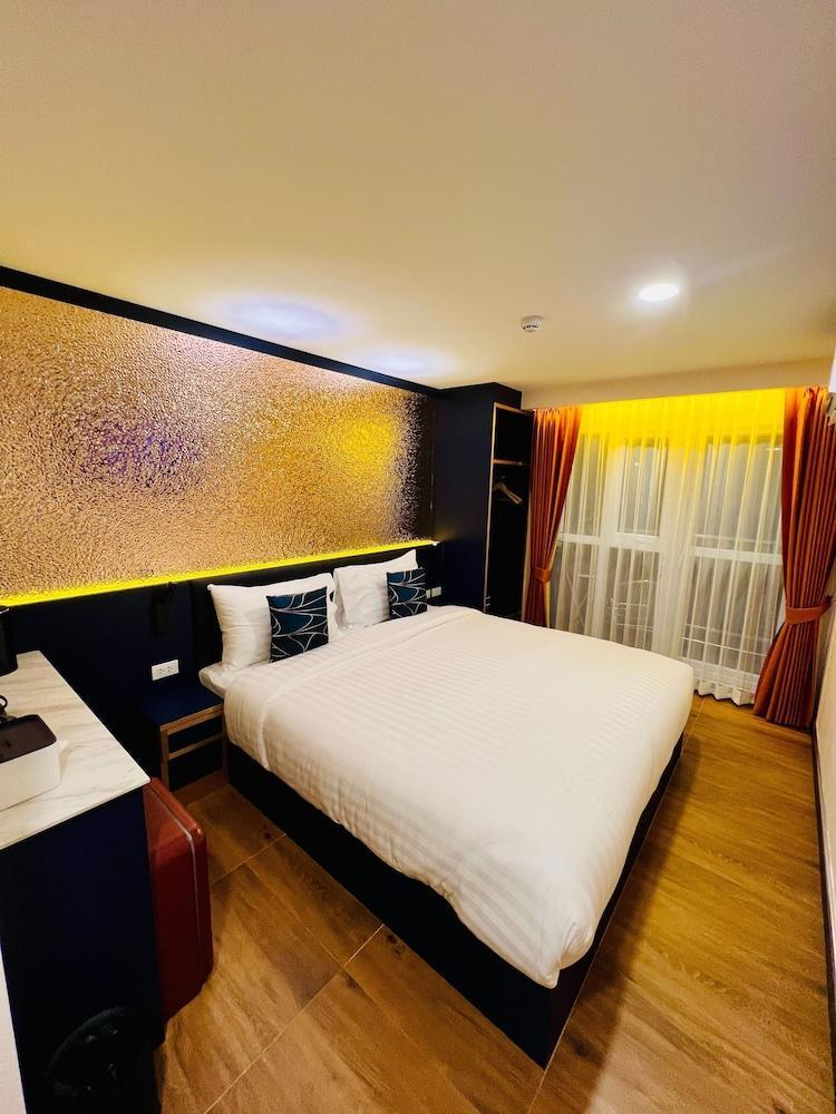 Emiri Hotel - Nana Bangkok Room Type - Economy Double Room