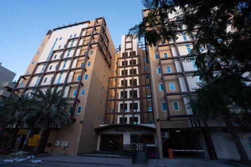 Al Liwan Residence - Tap to explore photos