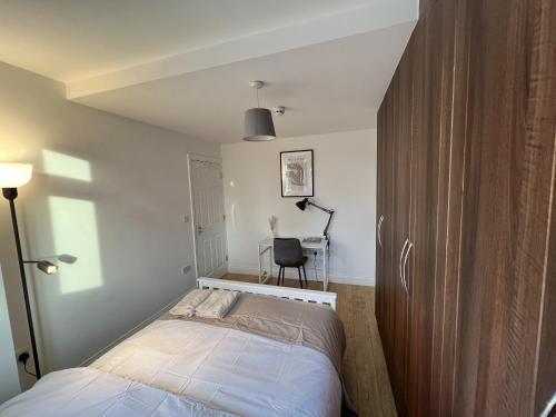 4 Wharncliffe Drive - Tap to explore photos