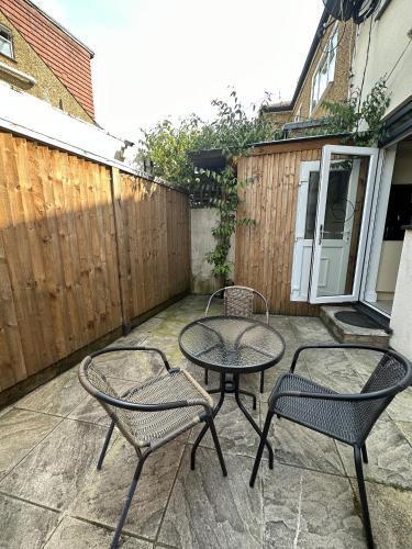 4 Wharncliffe Drive - Tap to explore photos