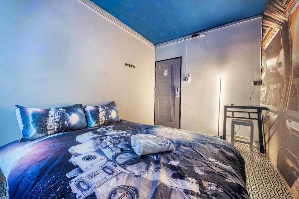 Space Station Hostel Room Type - Double Bedroom With Shared Bathroom