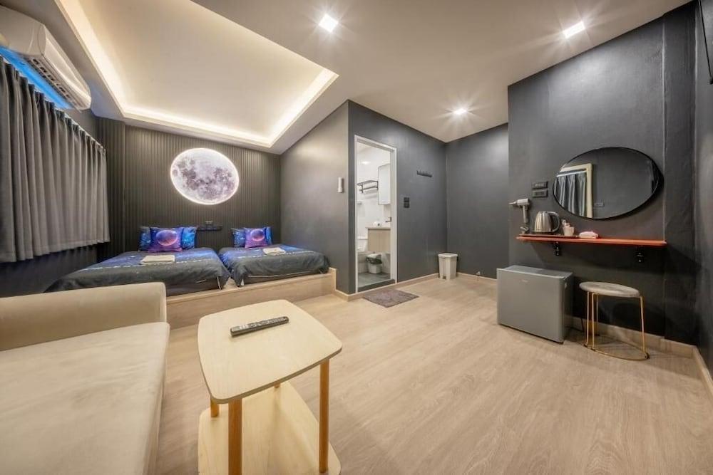 Space Station Hostel Room Type - Superior Twin Room With Private Bathroom