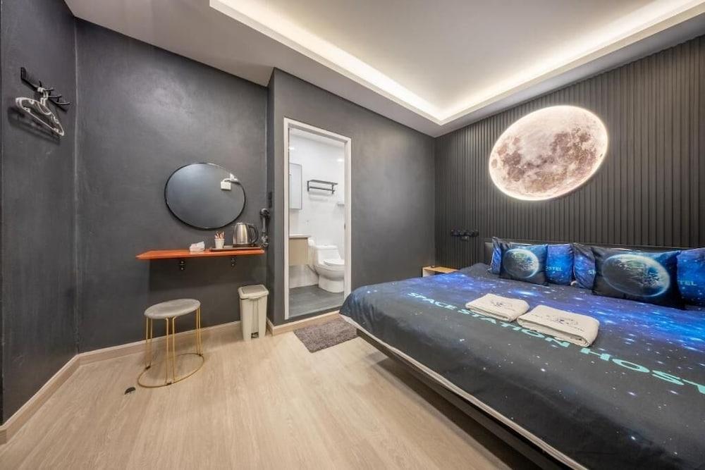 Space Station Hostel Room Type - Standard King Room With Private Bathroom