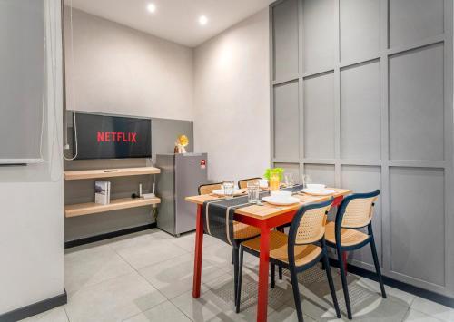 Neu Suites Ampang near LRT Jelatek - Tap to explore photos