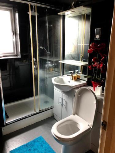 Apartment & Rooms in London - Tap to explore photos