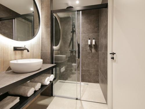 Boutique Hotel Hans - Amsterdam Schiphol Airport - Tap to explore photos