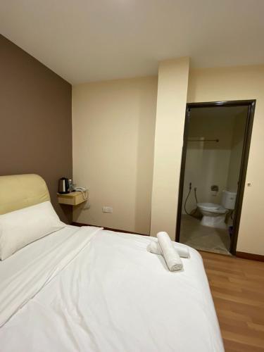 Hotel Ambassador @ Bukit Bintang Room Type - Standard Queen Room