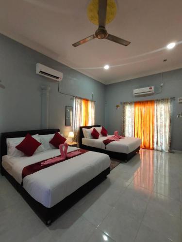 Ku's Roomstay - Tap to explore photos