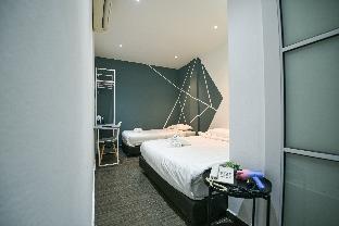 Meta Hotel Room Type - Triple - 1 Queen 1 Single