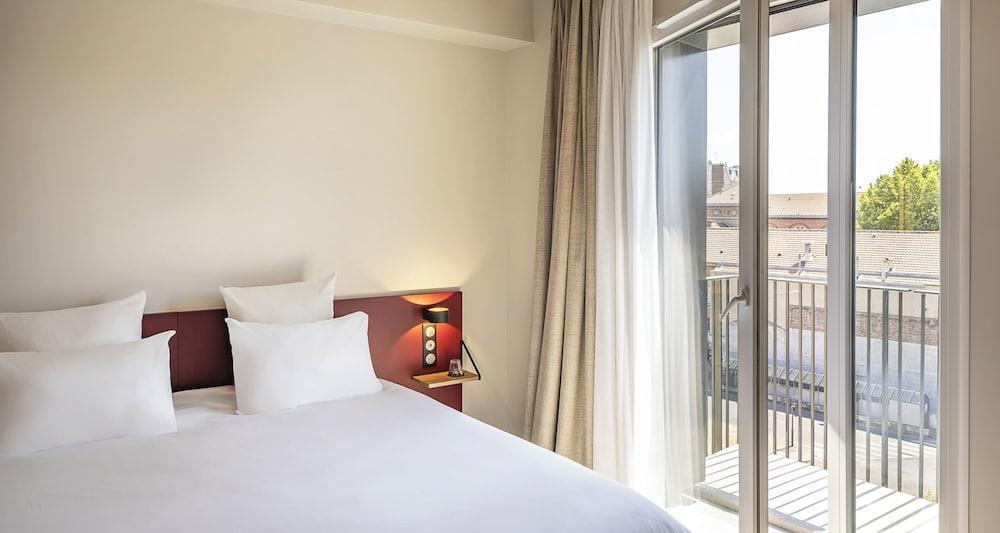 BEST WESTERN 11BAUER PARIS SAINT-OUEN Room Type - 1 Queen Bed, Non-Smoking, Executive Room, Larger Room, Balcony