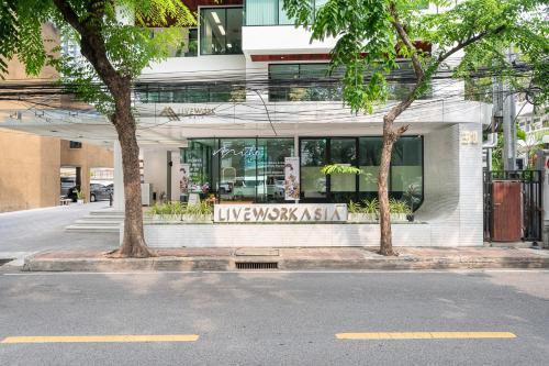 LiveZen Bangkok Sukhumvit - Tap to explore photos