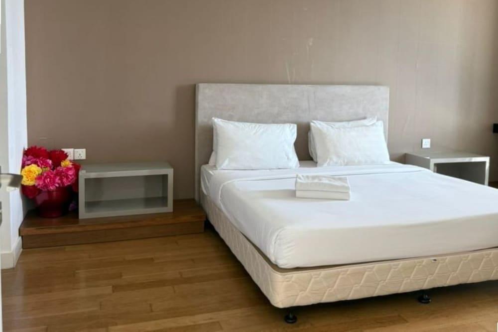 The Platinum Suites KLCC by Moonlight Room Type - Premium Apartment, 3 Bedrooms, Bathtub, City View