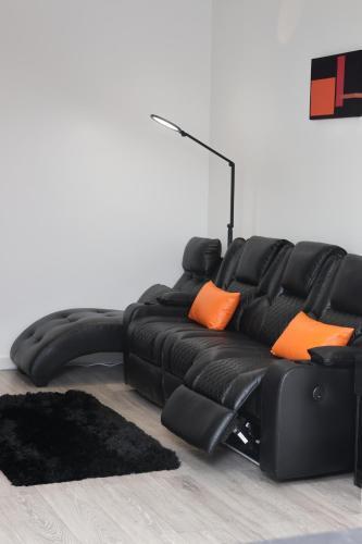 Well furnished 4 bedroom house in Rainham - Tap to explore photos