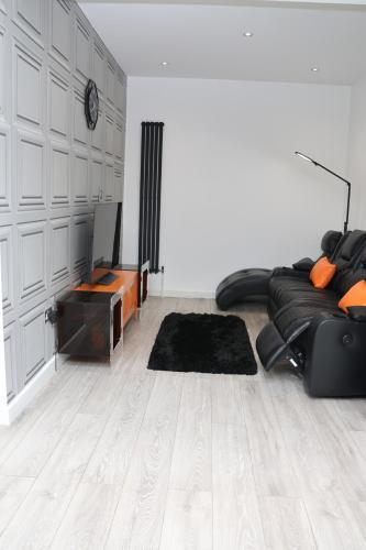 Well furnished 4 bedroom house in Rainham - Tap to explore photos