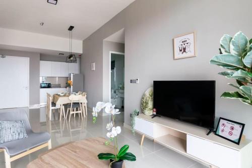 A Stylish & Comfy 2BR KLGCC Apt Free Parking - Tap to explore photos