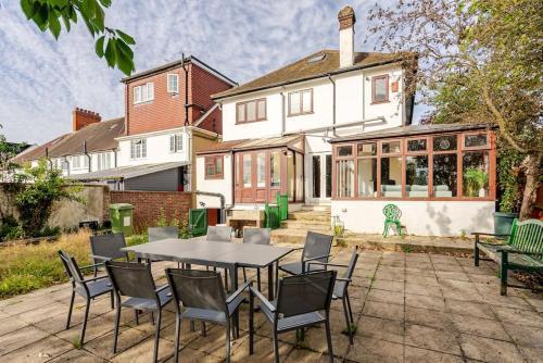 Spacious 4Bed House in London-20 mins to Central - Tap to explore photos