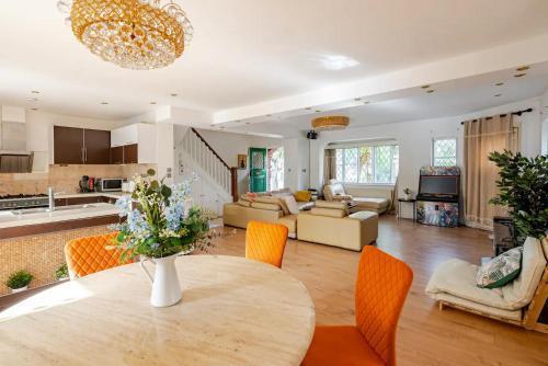 Spacious 4Bed House in London-20 mins to Central - Tap to explore photos