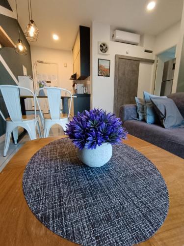 S27- Bukit Bintang Robertson 3BR Suite with Netflix - Tap to explore photos