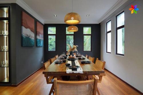 Damansara Villa with Pool - Electronic Dart, BBQ, Karaoke - Tap to explore photos