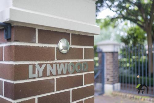 'Lynwood' Warrawee Manor- Koi Home - Tap to explore photos