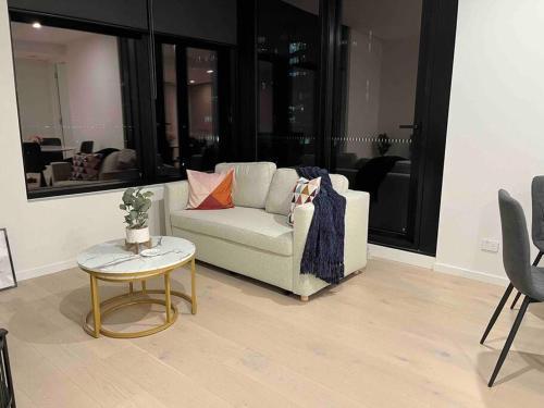 Top Floor Mountain View Luxury Rental Unit in SkyGarden Glen - Tap to explore photos
