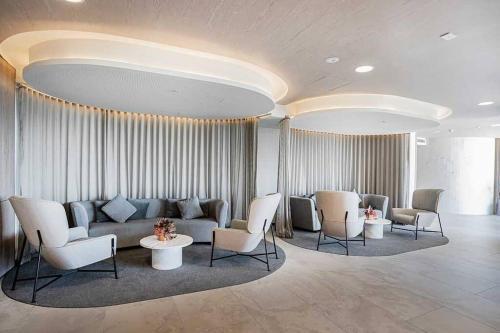 Top Floor Mountain View Luxury Rental Unit in SkyGarden Glen - Tap to explore photos