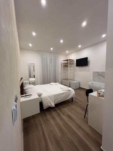 Suite 98 Room Type - Queen Room with Spa Bath