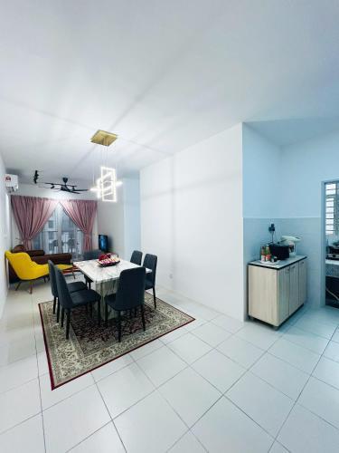 Cozy 3 Rooms , KLCC view , 100 mbps WIFI , Netflix by Noon's Homestay - Tap to explore photos