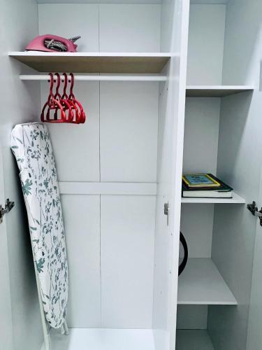 Cozy 3 Rooms , KLCC view , 100 mbps WIFI , Netflix by Noon's Homestay - Tap to explore photos