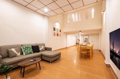 House - 5 bedrooms only 6mins walk to MRT Rama 9 - Tap to explore photos