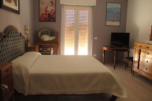 Roma Casetta - Tourist Rooms - Tap to explore photos
