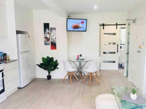 Dee Why 2 Bedroom Apartment - Tap to explore photos