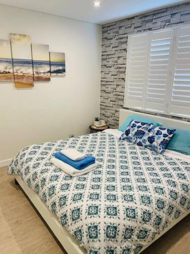 Dee Why 2 Bedroom Apartment - Tap to explore photos