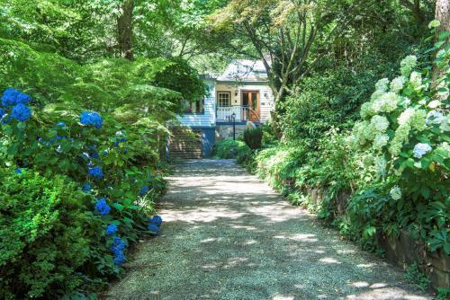Winter Rose - gorgeous gardens sleeps 5 - Tap to explore photos