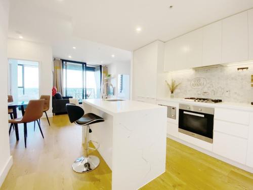 Cozy 2B2B Apartment with Free Parking & Penthouse Pool - Tap to explore photos