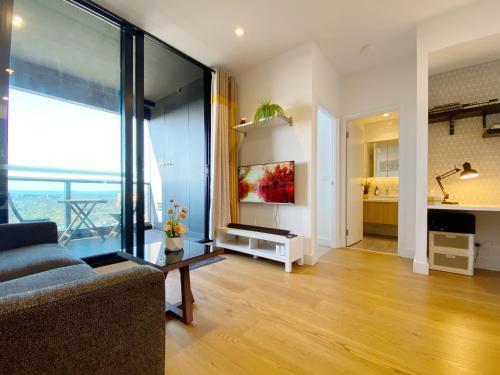 Cozy 2B2B Apartment with Free Parking & Penthouse Pool - Tap to explore photos
