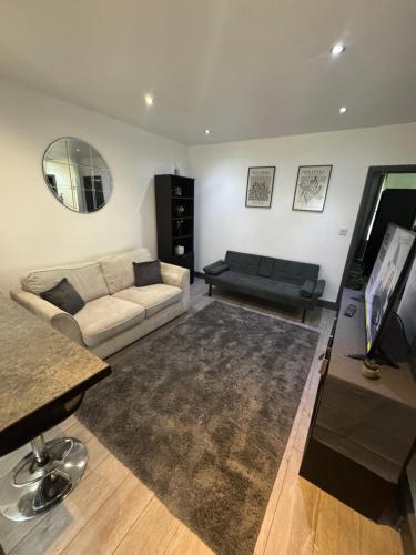 Barking Bliss-2 Bedroom,2 Bath, A Short Distance To Barking Station - Tap to explore photos