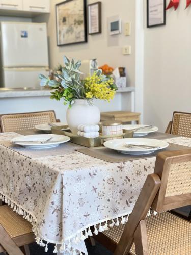 2BR CBD sunlit residence - Bourke Street shops - Tap to explore photos