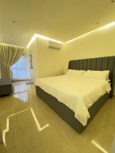 Luxury Family Apartment With Balcony
