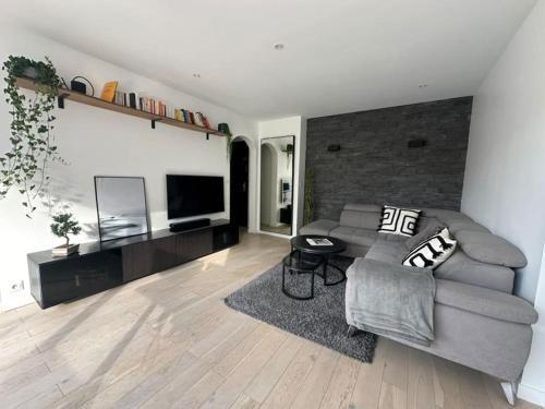 Spacious & Cozy 2-Room with Balcony - Tap to explore photos