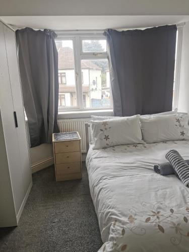 Deluxe Double Room Cosy and Comfortable FFDBL7 - Tap to explore photos