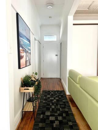Mascot Guesthouse 5 mins to Airports 17 mins to CBD - Tap to explore photos