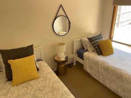 Modern Beach House -Log Fire ,Wineries, Hot Springs and Golf