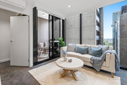 Stylish Urban Oasis With Pool, Gym & City Charm - Tap to explore photos