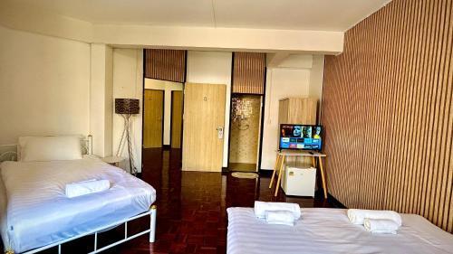 Coco House Sukhumvit 1, BTS ploenchit Room Type - Triple Room with Balcony