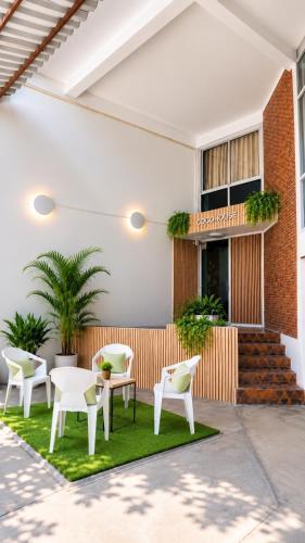 Cocohouse Sukhumvit 1 - Tap to explore photos