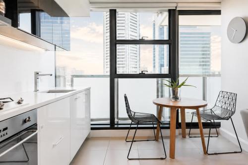 Live Luxe Level 24 CBD Modern Above Sheraton | 1BR Room Type - Apartment